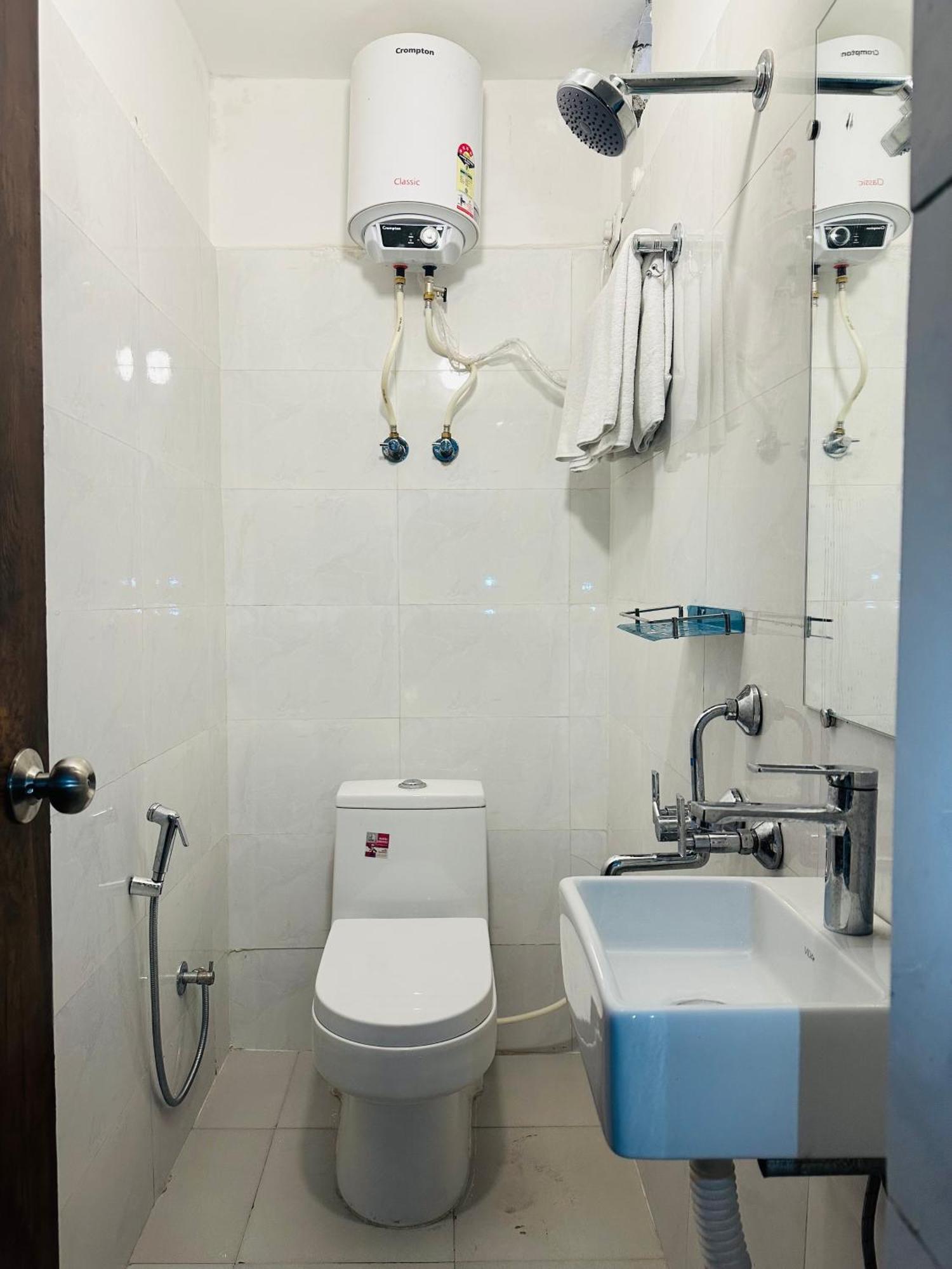 Chowdhry Tourist Lodge - New Delhi Railway Station - 2 Minutes Walk Εξωτερικό φωτογραφία